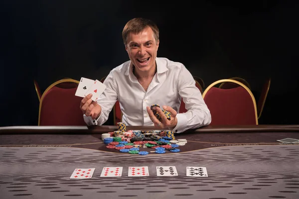 Junger Männlicher Typ Einem Weißen Klassischen Hemd Pokert Tisch Casino — Stockfoto