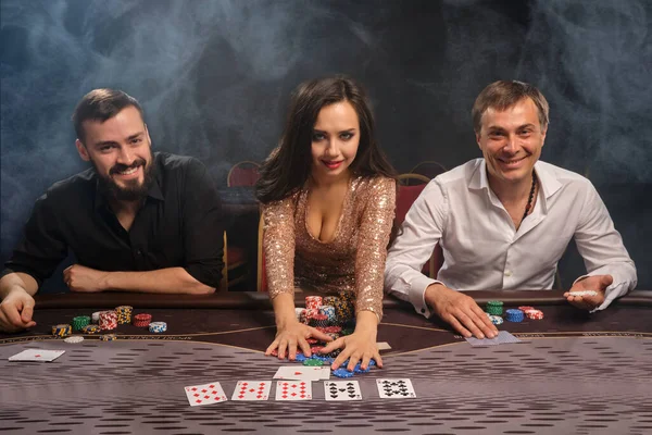 Jóvenes Amigos Alegres Están Jugando Póquer Casino Humo Mirando Cámara — Foto de Stock