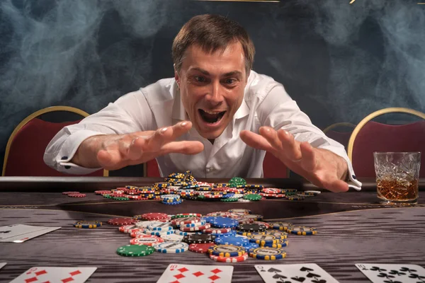 Ung Stilig Kille Vit Klassisk Skjorta Spelar Poker Sittandes Vid — Stockfoto