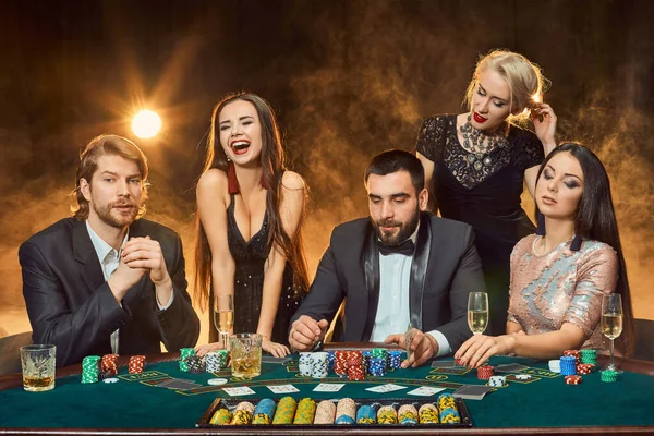 Jugadores Poker Sentados Alrededor Una Mesa Casino Poker Apostando Casino — Foto de Stock