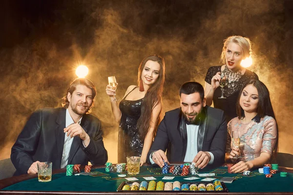 Παίκτες Πόκερ Κάθονται Γύρω Από Ένα Τραπέζι Ένα Καζίνο Πόκερ — Φωτογραφία Αρχείου