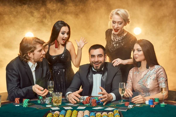 Παίκτες Πόκερ Κάθονται Γύρω Από Ένα Τραπέζι Ένα Καζίνο Πόκερ — Φωτογραφία Αρχείου
