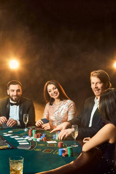 Freunde Der Oberschicht Spielen Einem Casino Zwei Männer Anzügen Und — Stockfoto