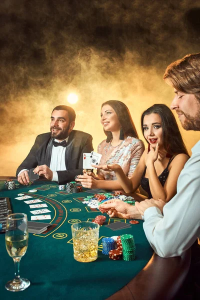 Freunde Der Oberschicht Spielen Einem Casino Zwei Männer Anzügen Und — Stockfoto