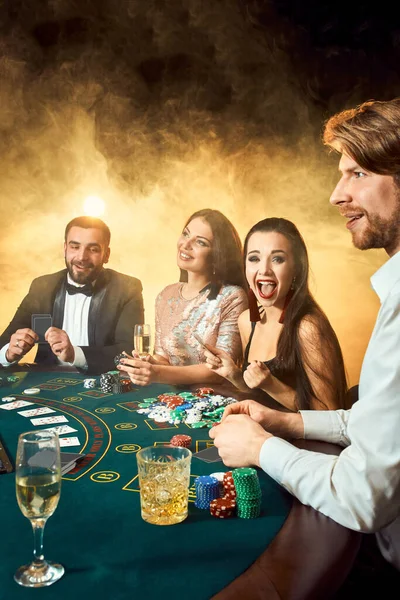 Freunde Der Oberschicht Spielen Einem Casino Zwei Männer Anzügen Und — Stockfoto