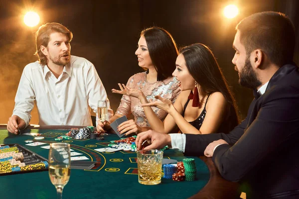 Amigos Classe Alta Jogar Num Casino Dois Homens Fato Duas — Fotografia de Stock