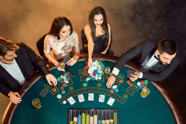Hráči Pokeru Sedí Stolu Kasinu Horní Pohled Poker Hazard Kasino — Stock fotografie