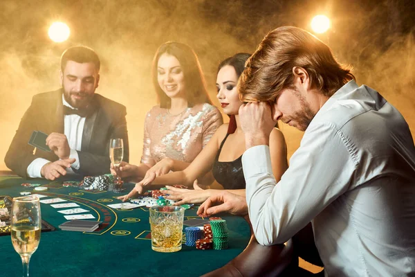 Freunde Der Oberschicht Spielen Einem Casino Zwei Männer Anzügen Und — Stockfoto