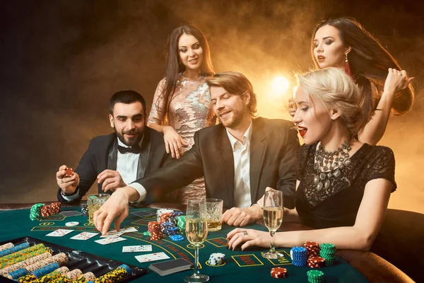 Pokerspieler Sitzen Einem Tisch Einem Casino Poker Glücksspiel Casino — Stockfoto