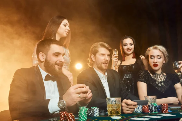 Pokerspieler Sitzen Einem Tisch Einem Casino Poker Glücksspiel Casino — Stockfoto