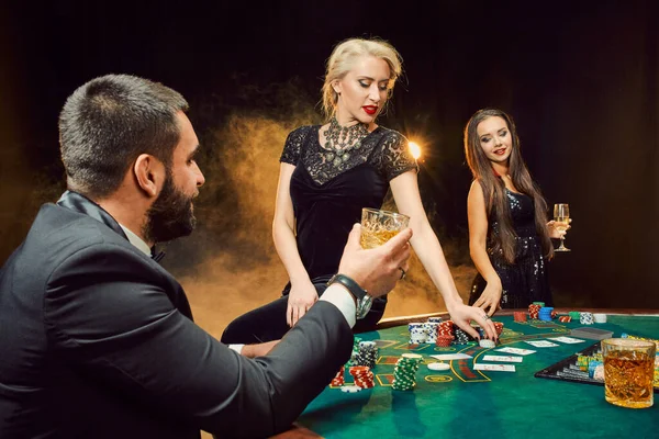 Skupina Mladých Bohatých Lidí Hraje Poker Kasinu Muž Obleku Dvě — Stock fotografie