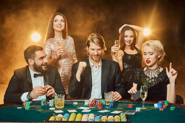 Poker Spelers Zitten Rond Een Tafel Een Casino Pokeren Gokken — Stockfoto