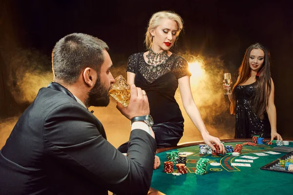 Sekelompok Orang Muda Kaya Sedang Bermain Poker Kasino Pria Berjas — Stok Foto