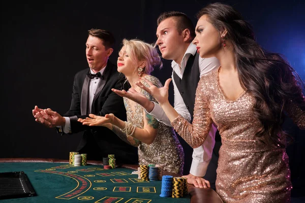 Foto Lateral Elegante Amigos Ricos Jugando Póker Casino Juventud Perdido — Foto de Stock