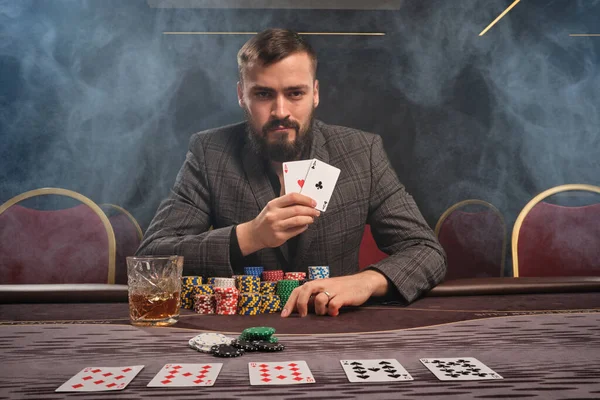 Baard Man Een Grijs Pak Het Spelen Van Poker Zitten — Stockfoto