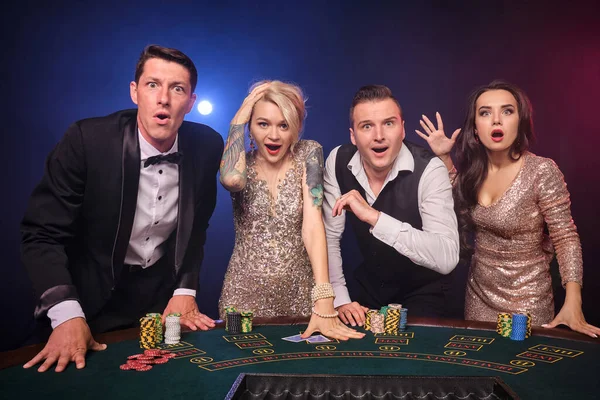 Skupina Užaslých Bohatých Spolužáků Hraje Poker Kasinu Mládež Uzavírá Sázky — Stock fotografie