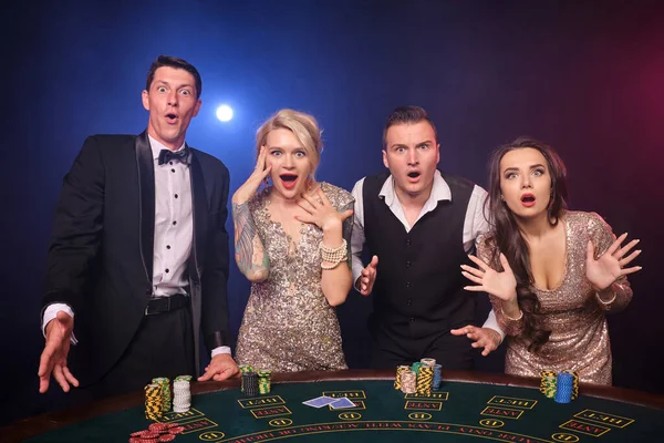 Skupina Užaslých Bohatých Kamarádů Hraje Poker Kasinu Mládež Uzavírá Sázky — Stock fotografie