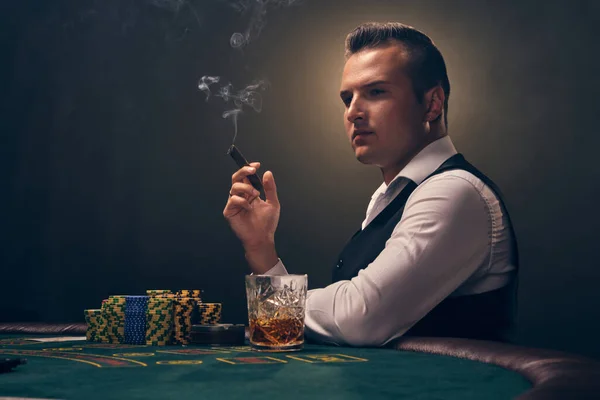 Snygg Mogen Person Vit Skjorta Och Svart Väst Röker Cigarr — Stockfoto