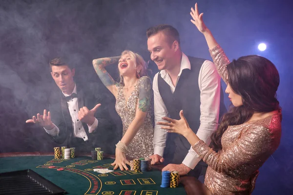 Tiro Lado Rico Amigos Alegres Jogando Poker Casino Fumaça Jovens — Fotografia de Stock