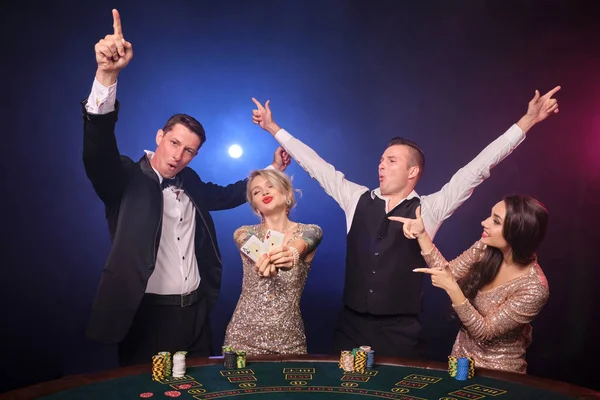 Skupina Elegantních Bohatých Spolužáků Hrají Poker Kasinu Mládež Uzavírá Sázky — Stock fotografie