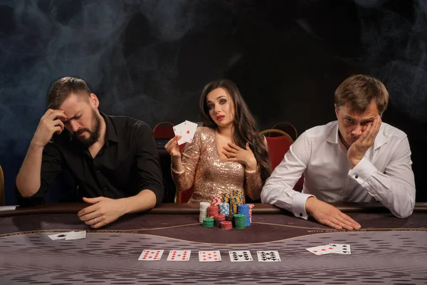 Grupo Ricos Amigos Emocionados Están Jugando Póquer Casino Humo Mirando — Foto de Stock