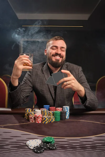 Ein Bärtiger Mann Grauen Anzug Pokert Tisch Casino Rauch Hält — Stockfoto