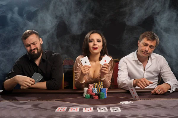 Grupo Ricos Amigos Emocionados Están Jugando Póquer Casino Humo Mirando — Foto de Stock