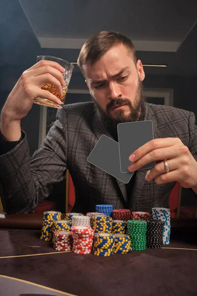 Γενειοφόρος Άντρας Γκρι Κοστούμι Παίζει Πόκερ Κάθεται Στο Τραπέζι Στο — Φωτογραφία Αρχείου