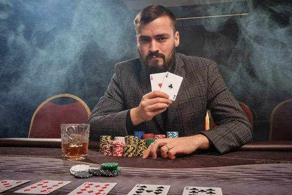 Ein Bärtiger Mann Grauen Anzug Pokert Tisch Casino Rauch Zeigt — Stockfoto