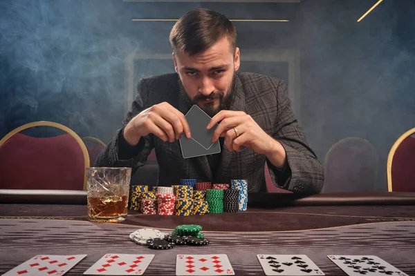 Ein Bärtiger Mann Grauen Anzug Pokert Tisch Casino Rauch Hält — Stockfoto