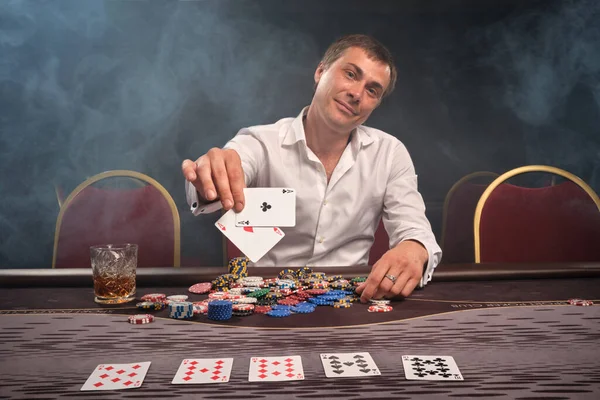 Gut Aussehender Mann Weißem Hemd Pokert Tisch Casino Rauch Jubelt — Stockfoto