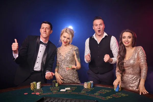Skupina Nadšených Bohatých Kolegů Hrají Poker Kasinu Mládež Uzavírá Sázky — Stock fotografie