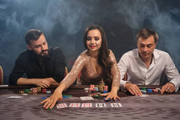 Skupina Bohatých Nadšených Přátel Hrají Poker Kasinu Kouři Mládež Uzavírá — Stock fotografie