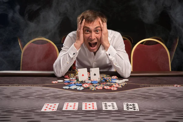 Spännande Chockad Man Vit Skjorta Spelar Poker Sitter Vid Bordet — Stockfoto