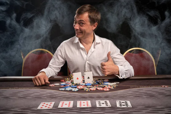 Spännande Leende Hane Vit Skjorta Spelar Poker Sitter Vid Bordet — Stockfoto