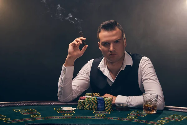 Snygg Mogen Man Vit Skjorta Och Svart Väst Röker Cigarr — Stockfoto