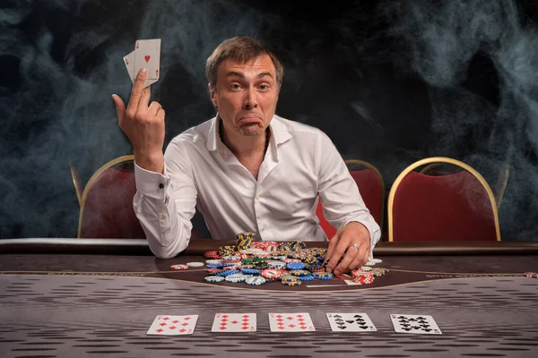 Spännande Rolig Kille Vit Skjorta Spelar Poker Sitter Vid Bordet — Stockfoto