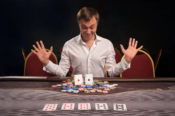 Emocionado Hombre Carismático Una Camisa Blanca Está Jugando Póquer Sentado — Foto de Stock