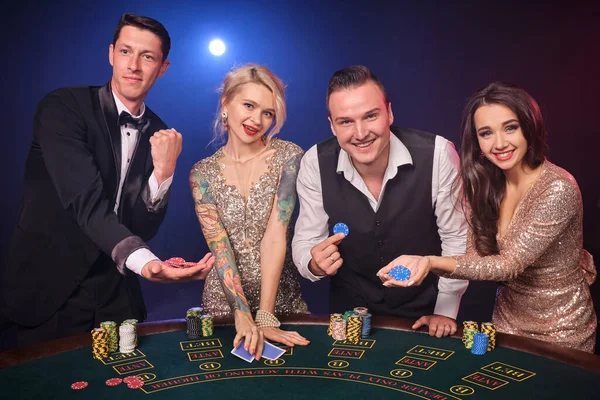 Grupo Emocionado Compañeros Ricos Están Jugando Póquer Casino Los Jóvenes — Foto de Stock