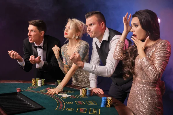Boční Záběr Naštvaných Bohatých Kamarádů Hrajících Poker Kasinu Kouři Mládež — Stock fotografie