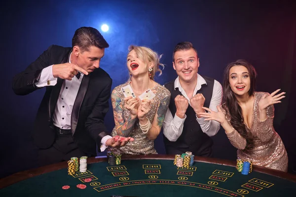 Grupo Amigos Ricos Felizes Estão Jogando Poker Cassino Jovens Estão — Fotografia de Stock