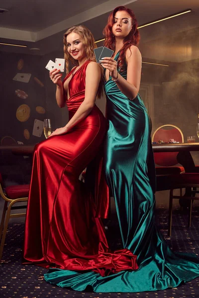 Due Affascinanti Donne Lungo Raso Abiti Con Alcune Carte Gioco — Foto Stock