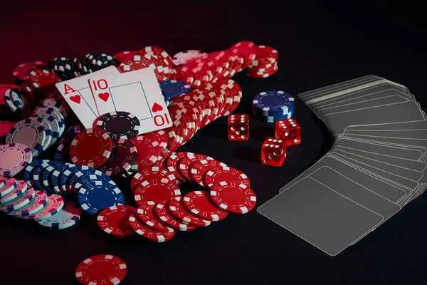 Casino Chips Kaarten Zwarte Tafel Oppervlak Gokken Fortuin Spel Entertainment — Stockfoto