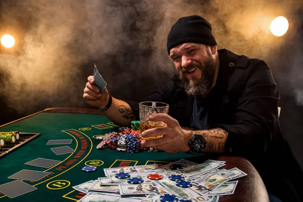 Bearded Man Med Cigarr Och Glas Sitter Vid Pokerbordet Ett — Stockfoto
