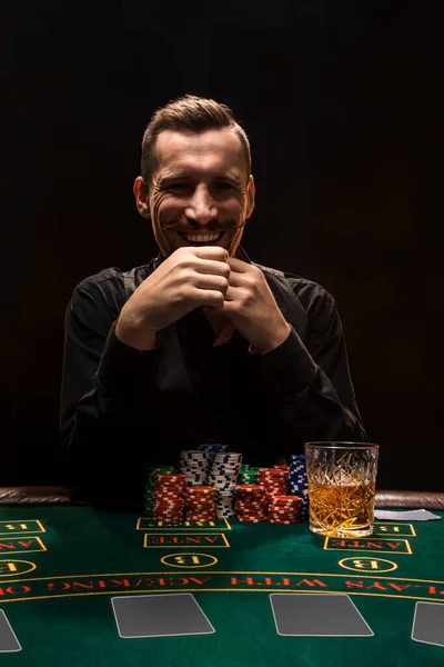 男人在用雪茄和威士忌打扑克 一个男人抽浓烟赢了桌上所有的薯片 胜利的概念 — 图库照片