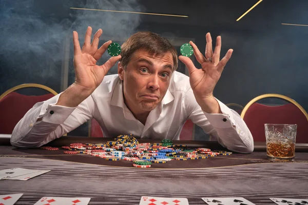 Junger Emotionaler Typ Weißem Hemd Pokert Tisch Casino Rauch Auf — Stockfoto
