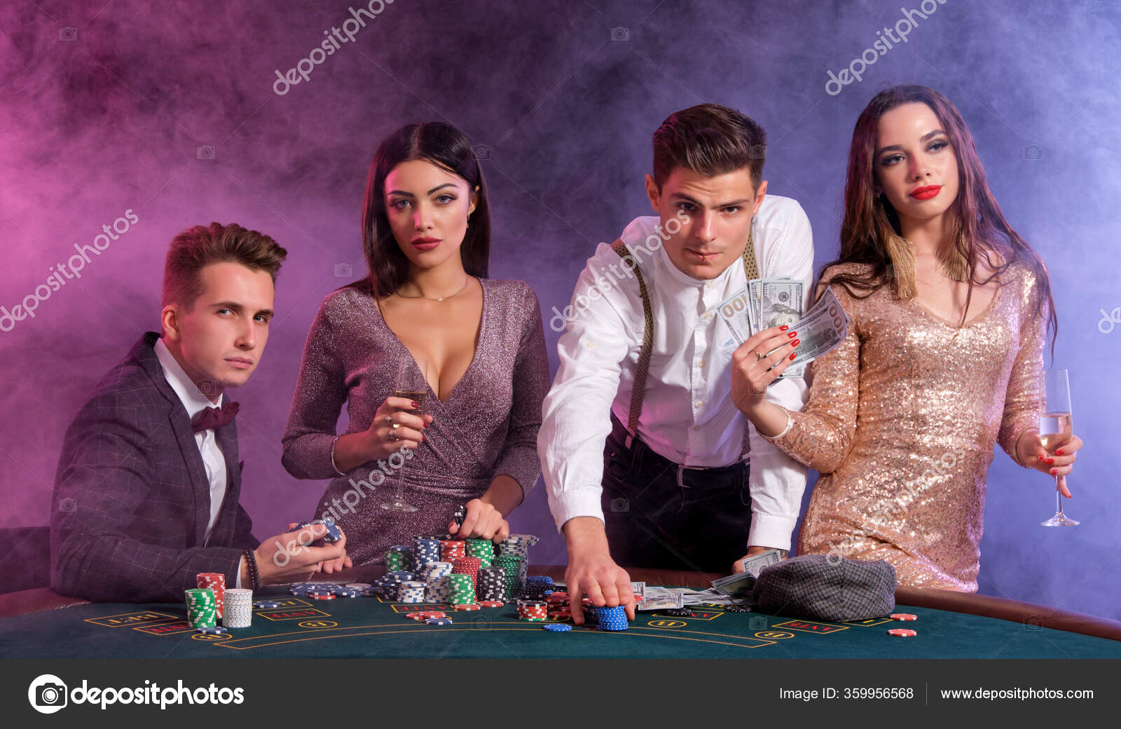 Jogo rindo ou amigos jogando cartas pôquer ou black jack em casa