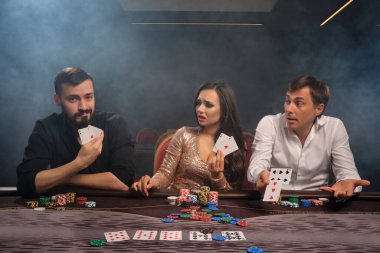 Genç ve zengin bir grup kumarhanede poker oynuyor..