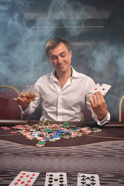 Όμορφος συναισθηματικός άντρας παίζει πόκερ στο τραπέζι του καζίνο.. — Φωτογραφία Αρχείου