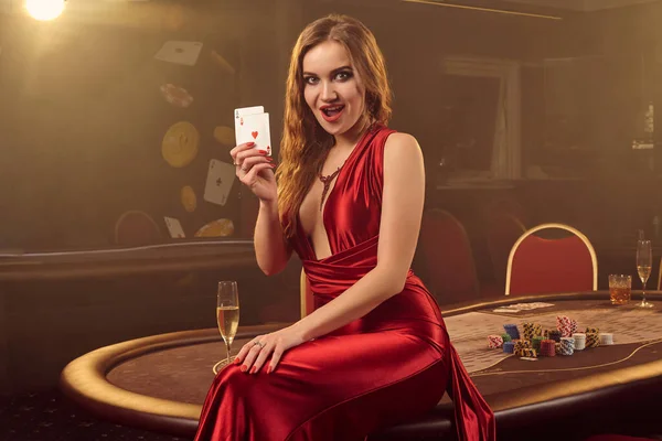 Zbliżenie na piękną kobietę pozującą na stół pokerowy w luksusowym kasynie. — Zdjęcie stockowe